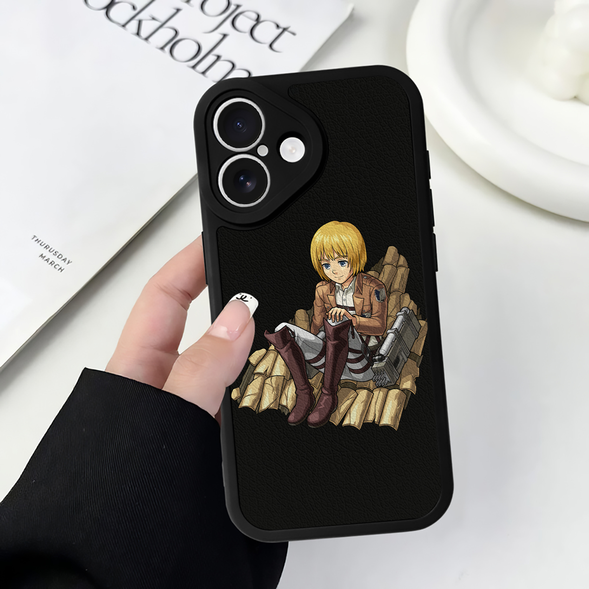 （画像用） 進撃の巨人 アルミン·アルレルト Attack on Titan Armin Arlert 【iPhone 16シリーズ対応】シリコンスマホケース（レザー調） 材質：シリコン